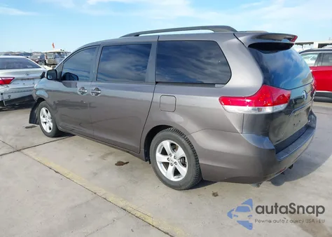 2012 Toyota Sienna Le V6 8 Passenger z USA, uszkodzony, nr VIN 5TDKK3DC5CS224598